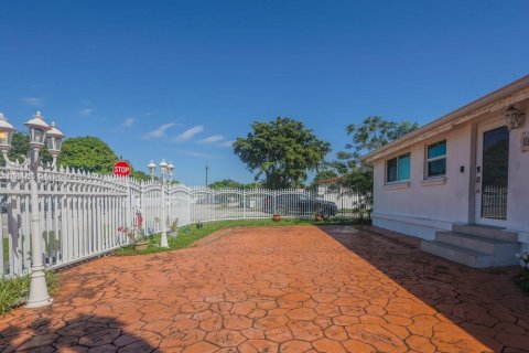 House in Hialeah, Florida 4 bedrooms, 163.88 sq.m. № 1949255 - photo 6