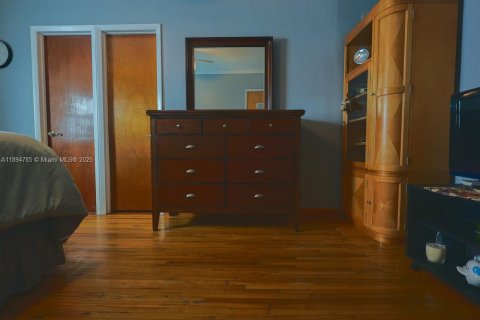 House in Hialeah, Florida 4 bedrooms, 163.88 sq.m. № 1949255 - photo 25