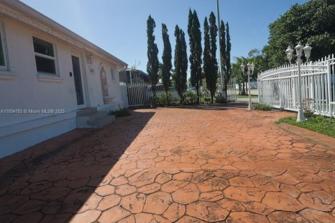 House in Hialeah, Florida 4 bedrooms, 163.88 sq.m. № 1949255 - photo 8