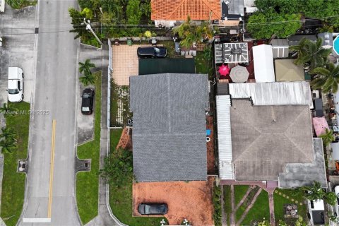 House in Hialeah, Florida 4 bedrooms, 163.88 sq.m. № 1949255 - photo 9