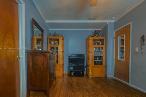 House in Hialeah, Florida 4 bedrooms, 163.88 sq.m. № 1949255 - photo 29