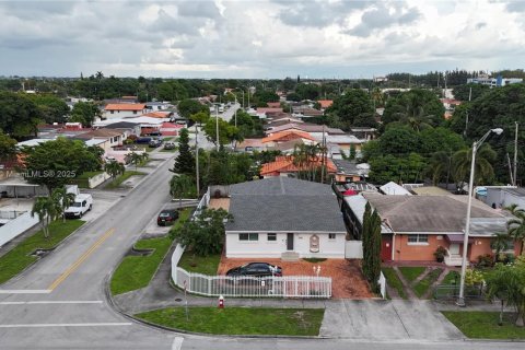 House in Hialeah, Florida 4 bedrooms, 163.88 sq.m. № 1949255 - photo 10