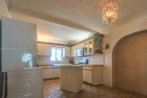 House in Hialeah, Florida 4 bedrooms, 163.88 sq.m. № 1949255 - photo 20