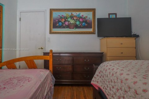 House in Hialeah, Florida 4 bedrooms, 163.88 sq.m. № 1949255 - photo 23