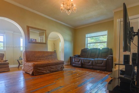 House in Hialeah, Florida 4 bedrooms, 163.88 sq.m. № 1949255 - photo 14