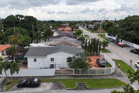 House in Hialeah, Florida 4 bedrooms, 163.88 sq.m. № 1949255 - photo 11
