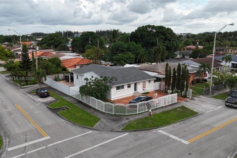 House in Hialeah, Florida 4 bedrooms, 163.88 sq.m. № 1949255 - photo 2