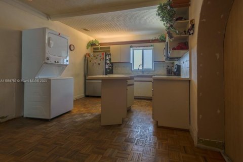 House in Hialeah, Florida 4 bedrooms, 163.88 sq.m. № 1949255 - photo 21