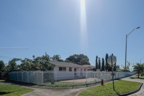 House in Hialeah, Florida 4 bedrooms, 163.88 sq.m. № 1949255 - photo 1