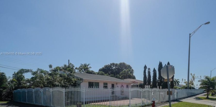 House in Hialeah, Florida 4 bedrooms, 163.88 sq.m. № 1949255