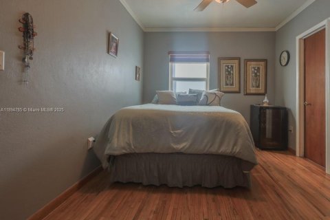 House in Hialeah, Florida 4 bedrooms, 163.88 sq.m. № 1949255 - photo 24