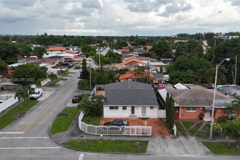 House in Hialeah, Florida 4 bedrooms, 163.88 sq.m. № 1949255 - photo 12