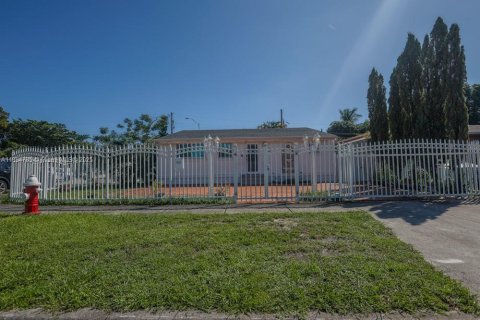 House in Hialeah, Florida 4 bedrooms, 163.88 sq.m. № 1949255 - photo 5