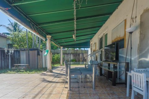 House in Hialeah, Florida 4 bedrooms, 163.88 sq.m. № 1949255 - photo 30