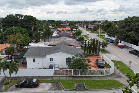 House in Hialeah, Florida 4 bedrooms, 163.88 sq.m. № 1949255 - photo 3