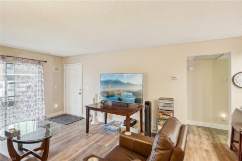 Condo in Fort Myers, Florida, 2 bedrooms  № 1685246 - photo 4