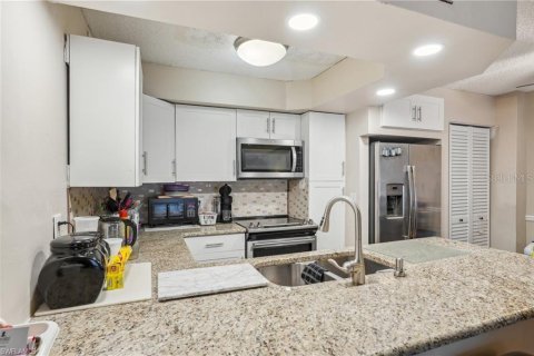 Condo in Fort Myers, Florida, 2 bedrooms  № 1685246 - photo 8