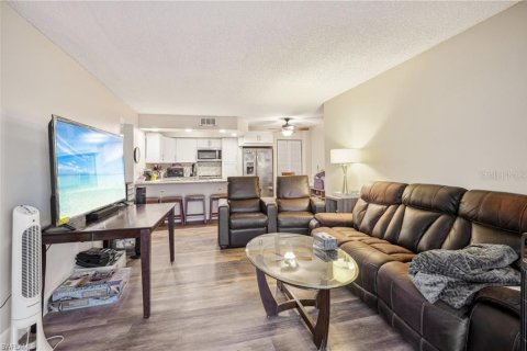 Condo in Fort Myers, Florida, 2 bedrooms  № 1685246 - photo 5