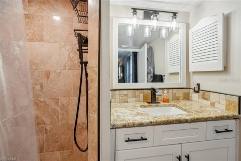 Condo in Fort Myers, Florida, 2 bedrooms  № 1685246 - photo 14