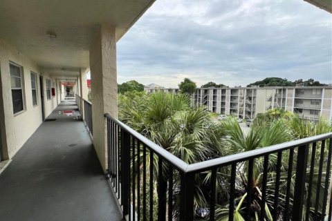 Condominio en alquiler en Lauderdale Lakes, Florida, 2 dormitorios, 89.19 m2 № 1228486 - foto 1