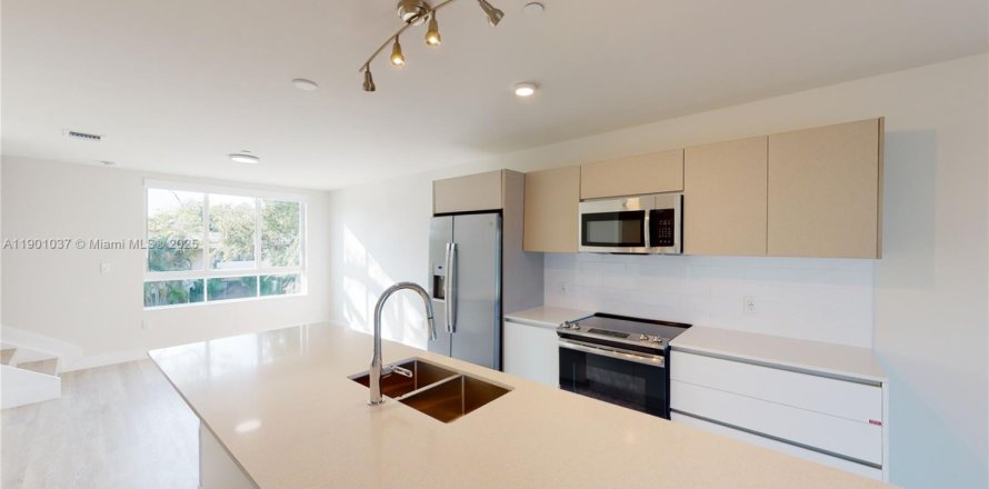 Кондоминиум с 2 спальнями в Майами, Флорида № 1964893