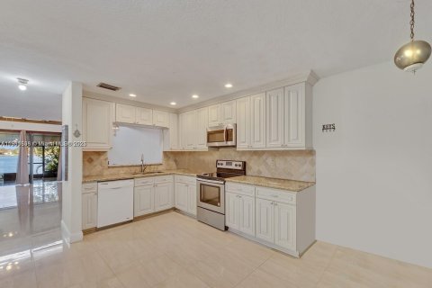 Снять в аренду таунхаус в Дания-Бич, Флорида 2 спальни, 120.03м2, № 1967526 - фото 14