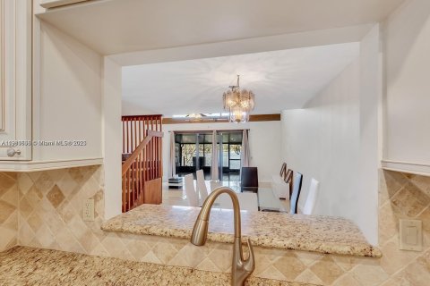 Снять в аренду таунхаус в Дания-Бич, Флорида 2 спальни, 120.03м2, № 1967526 - фото 9