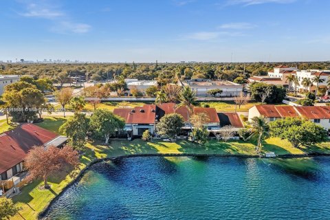 Снять в аренду таунхаус в Дания-Бич, Флорида 2 спальни, 120.03м2, № 1967526 - фото 1