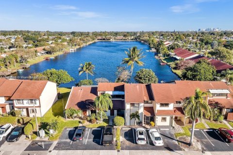 Снять в аренду таунхаус в Дания-Бич, Флорида 2 спальни, 120.03м2, № 1967526 - фото 2