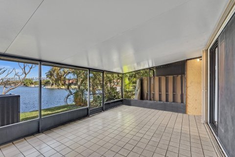 Снять в аренду таунхаус в Дания-Бич, Флорида 2 спальни, 120.03м2, № 1967526 - фото 10