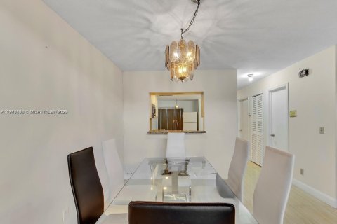 Снять в аренду таунхаус в Дания-Бич, Флорида 2 спальни, 120.03м2, № 1967526 - фото 8