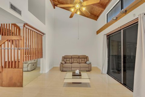 Снять в аренду таунхаус в Дания-Бич, Флорида 2 спальни, 120.03м2, № 1967526 - фото 4