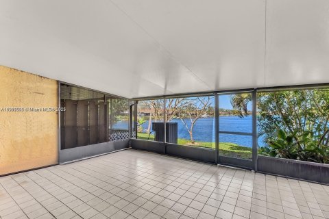 Снять в аренду таунхаус в Дания-Бич, Флорида 2 спальни, 120.03м2, № 1967526 - фото 6