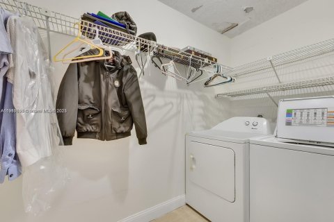 Снять в аренду таунхаус в Дания-Бич, Флорида 2 спальни, 120.03м2, № 1967526 - фото 7