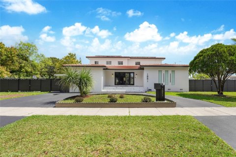 Casa en Miami, Florida 6 dormitorios, 378.39 m2 № 2049551