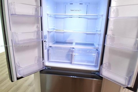 Condominio en alquiler en Miami, Florida, 2 dormitorios, 93.65 m2 № 2031858 - foto 8