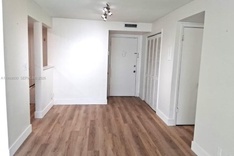 Condominio en alquiler en Miami, Florida, 2 dormitorios, 93.65 m2 № 2031858 - foto 4