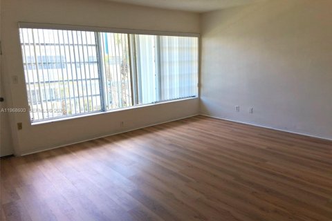 Condominio en alquiler en Miami, Florida, 2 dormitorios, 93.65 m2 № 2031858 - foto 5