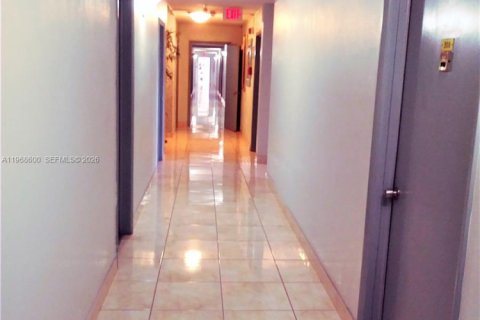 Condominio en alquiler en Miami, Florida, 2 dormitorios, 93.65 m2 № 2031858 - foto 2