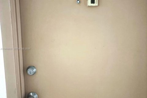 Condominio en alquiler en Miami, Florida, 2 dormitorios, 93.65 m2 № 2031858 - foto 3