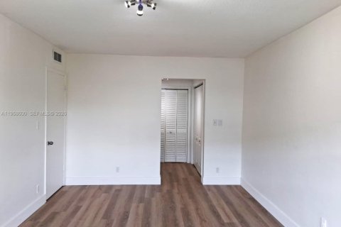 Condominio en alquiler en Miami, Florida, 2 dormitorios, 93.65 m2 № 2031858 - foto 17