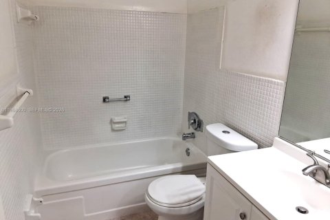 Condominio en alquiler en Miami, Florida, 2 dormitorios, 93.65 m2 № 2031858 - foto 15