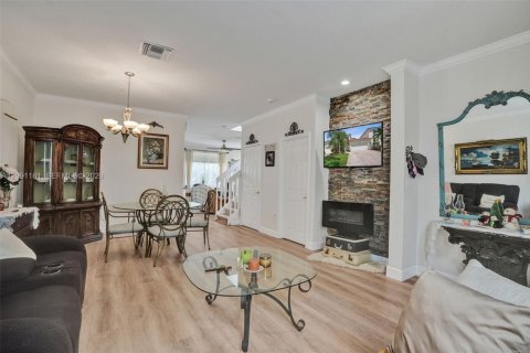 Townhouse in Miramar, Florida 3 bedrooms, 149.57 sq.m. № 2387931 - photo 4