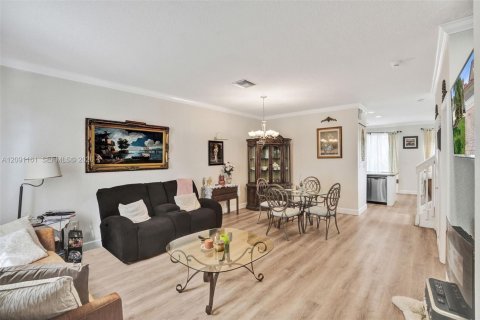 Townhouse in Miramar, Florida 3 bedrooms, 149.57 sq.m. № 2387931 - photo 6