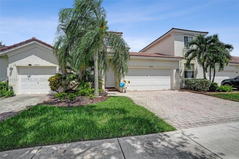 Townhouse in Miramar, Florida 3 bedrooms, 149.57 sq.m. № 2387931 - photo 2