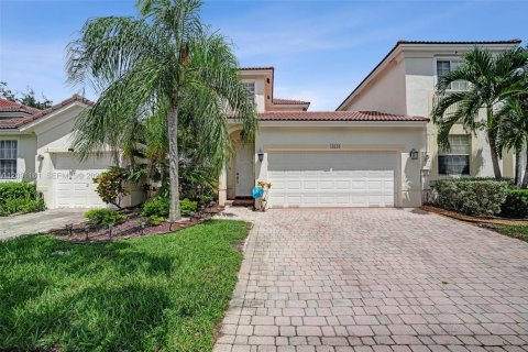 Townhouse in Miramar, Florida 3 bedrooms, 149.57 sq.m. № 2387931 - photo 1