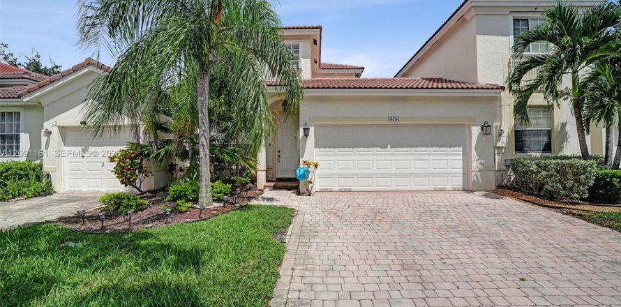 Townhouse in Miramar, Florida 3 bedrooms, 149.57 sq.m. № 2387931