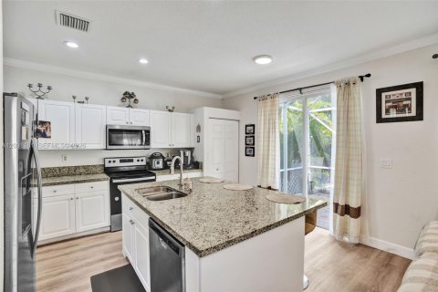 Townhouse in Miramar, Florida 3 bedrooms, 149.57 sq.m. № 2387931 - photo 16