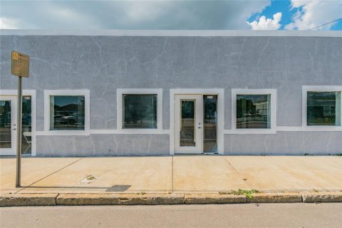 Commercial property in Tampa, Florida 622.45 sq.m. № 2204629