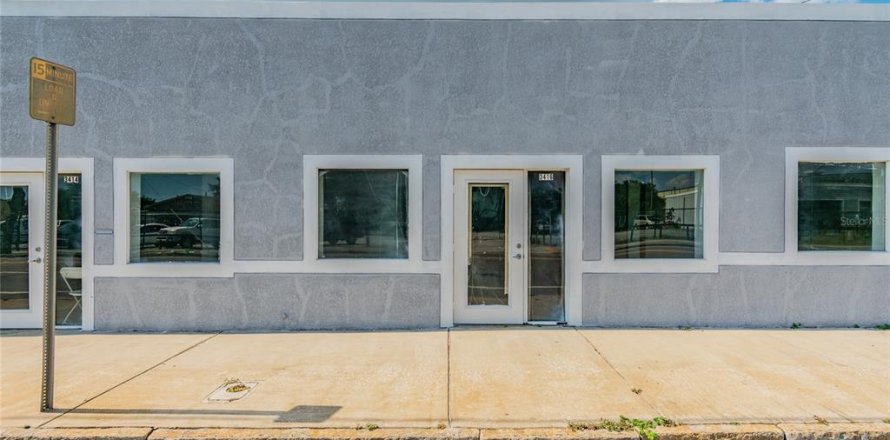 Commercial property in Tampa, Florida 622.45 sq.m. № 2204629